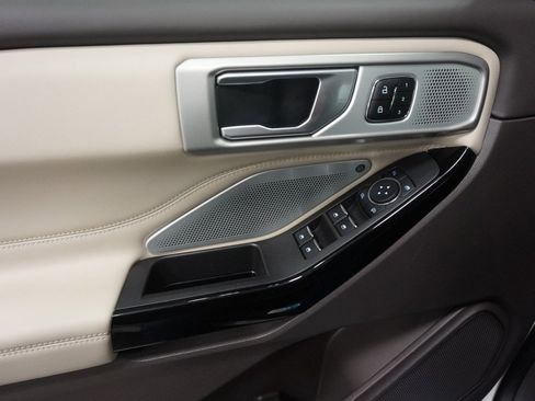 Used 2023 Ford Explorer Platinum w/ Technology Package image 21