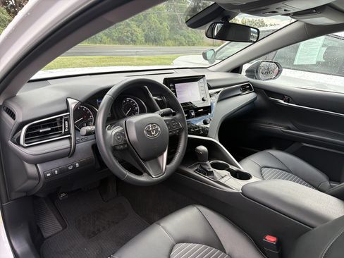 Used 2022 Toyota Camry SE w/ Carpet Mat Package (TMS) FWD image 9