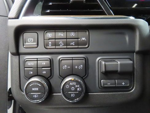 Used 2025 Chevrolet Suburban High Country image 46