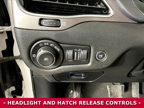 Used 2019 Jeep Cherokee Limited AWD/4WD image 36