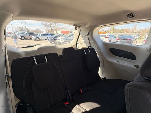 Used 2018 Chrysler Pacifica L FWD image 13