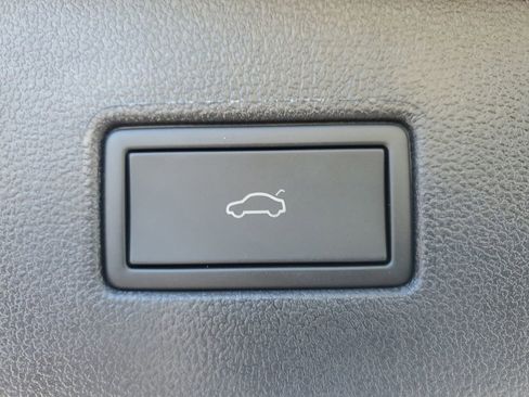 Used 2024 Volkswagen Tiguan SE image 16