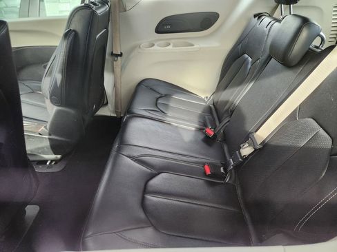 Used 2022 Chrysler Pacifica Touring-L w/ Uconnect Theater Family Group image 9