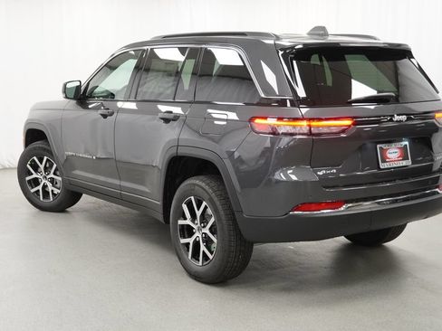 Used 2025 Jeep Grand Cherokee Limited AWD/4WD image 17