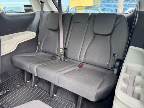 Used 2024 Kia Carnival LX FWD image 13