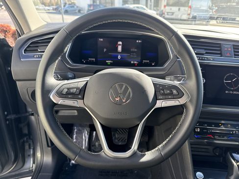 Used 2023 Volkswagen Tiguan SE image 18