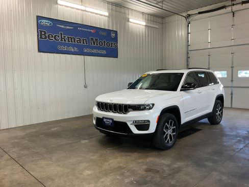 Used 2024 Jeep Grand Cherokee Limited w/ Luxury Tech Group II AWD/4WD image 1