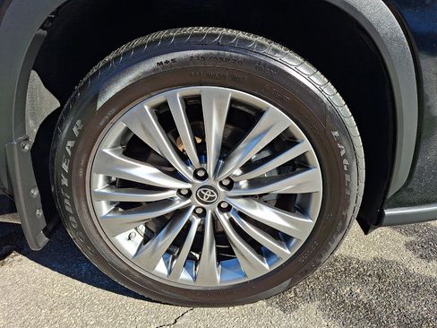 Used 2024 Toyota Highlander Platinum AWD/4WD image 8