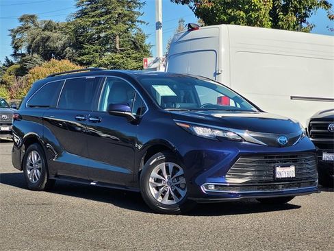 Certified 2023 Toyota Sienna XLE image 2