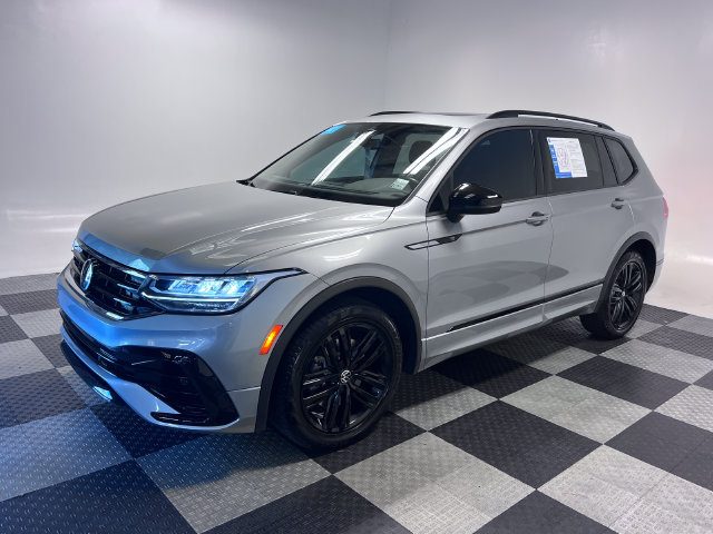 Certified 2022 Volkswagen Tiguan SE R-Line FWD image 3