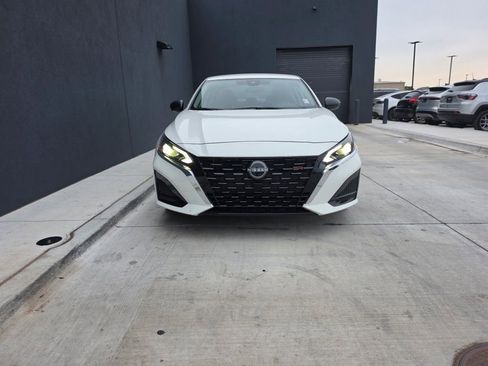 Used 2025 Nissan Altima 2.5 SV FWD image 2