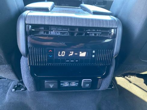 Used 2024 Jeep Wagoneer L Series II RWD image 26
