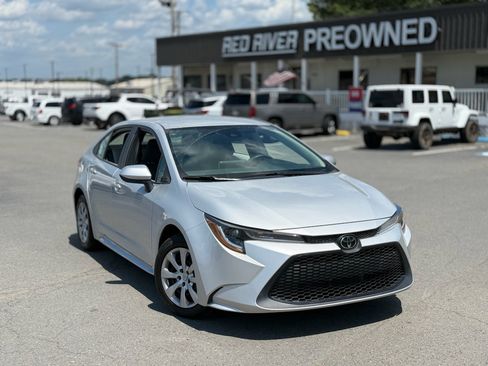 Used 2020 Toyota Corolla LE FWD image 2