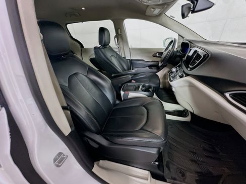 Used 2017 Chrysler Pacifica Touring-L w/ Tire & Wheel Group image 33