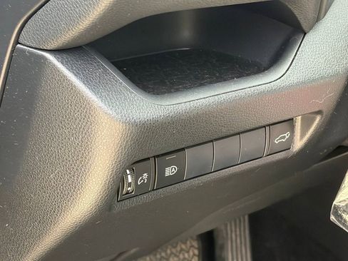 Used 2019 Toyota RAV4 XLE Premium FWD image 9