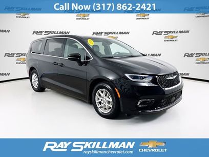 Used 2025 Chrysler Pacifica Select