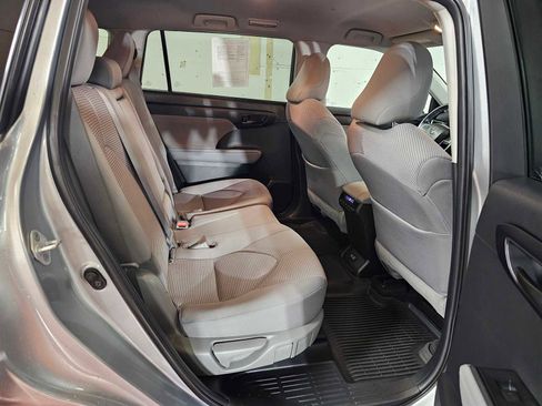 Used 2023 Toyota Highlander LE image 14
