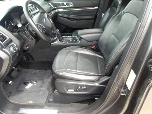 Used 2017 Ford Explorer Limited image 19