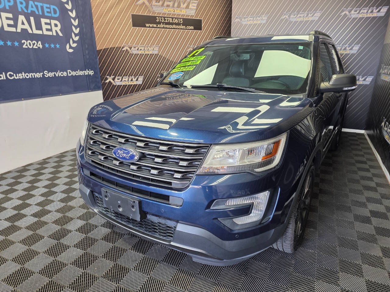 Used 2017 Ford Explorer XLT w/ Equipment Group 202A AWD/4WD image 2