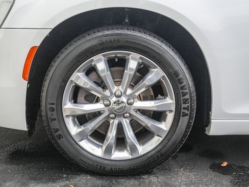 Used 2018 Chrysler 300 Limited image 9