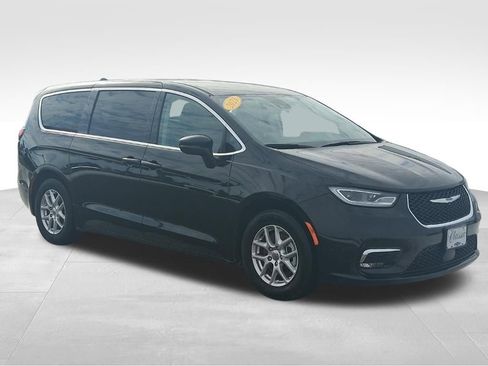 Used 2023 Chrysler Pacifica Touring-L image 3