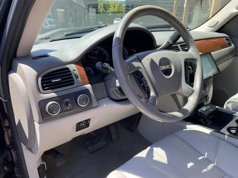 Used 2008 GMC Sierra 2500 SLT w/ Sun And Navigation Package AWD/4WD image 2