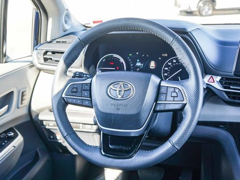 Used 2023 Toyota Sienna Limited image 16