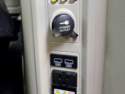Used 2016 Chrysler Town & Country Limited FWD image 53