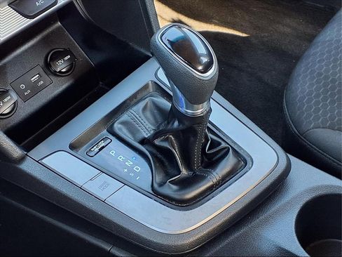 Used 2019 Hyundai Elantra SEL w/ Winter Weather Package image 27