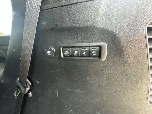 Used 2018 Chrysler Pacifica Limited w/ S Appearance Package FWD image 44