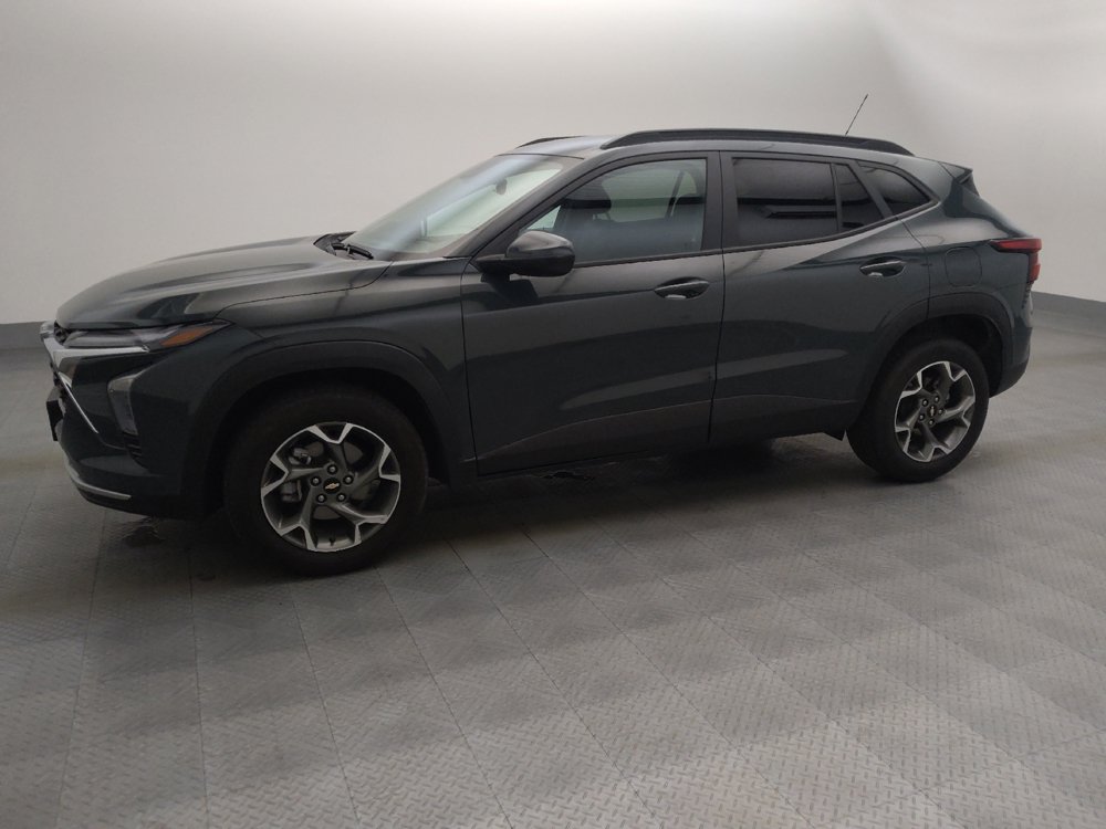 Used 2025 Chevrolet Trax LT FWD image 2