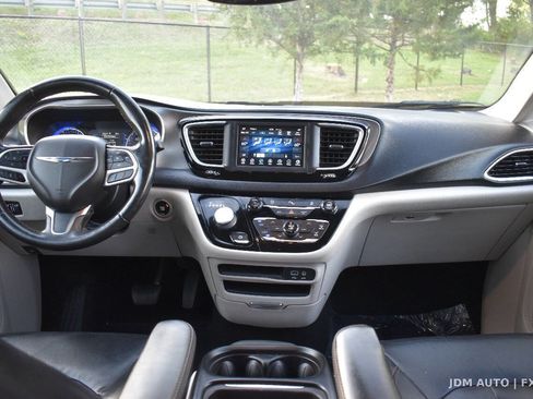 Used 2020 Chrysler Pacifica Touring-L FWD image 16