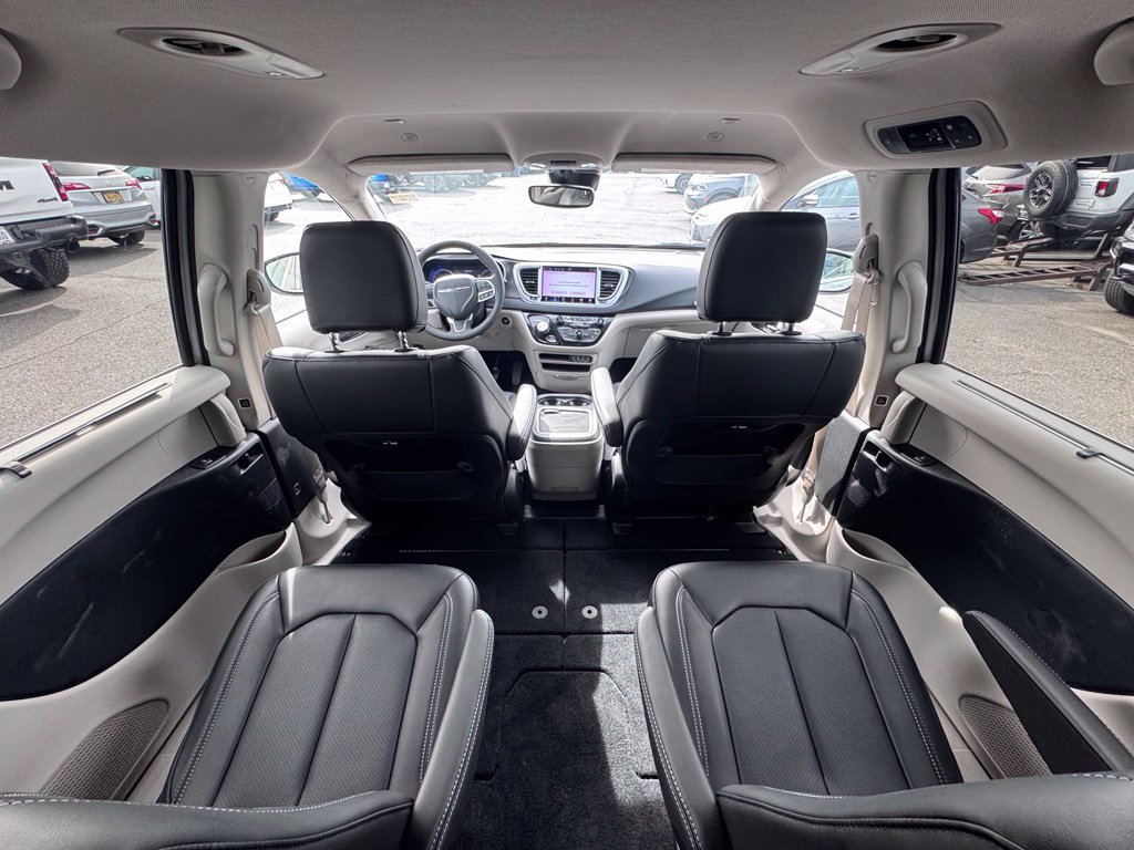 Used 2023 Chrysler Pacifica Touring-L FWD image 27