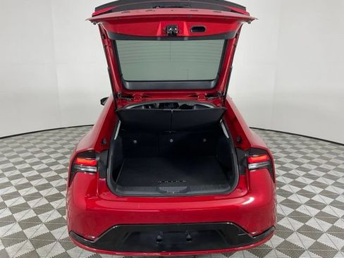 Used 2025 Toyota Prius XLE FWD image 8