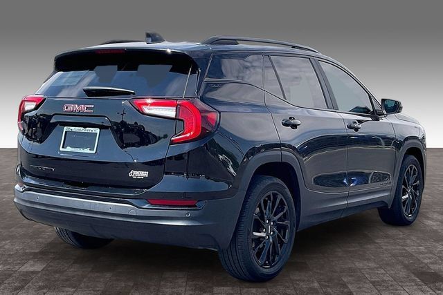 Used 2024 GMC Terrain SLE w/ Elevation Edition FWD image 2