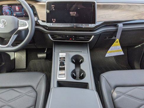 Used 2025 Volkswagen Atlas SE image 22