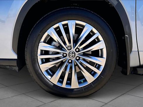 Used 2024 Toyota Highlander Platinum image 11