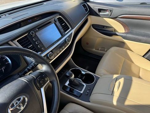 Used 2014 Toyota Highlander Limited Platinum image 2