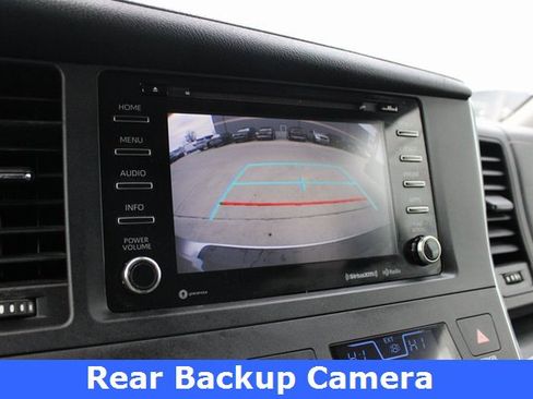 Used 2018 Toyota Sienna SE image 3