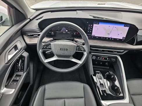 Used 2025 Audi Q5 Premium w/ Convenience Package image 5