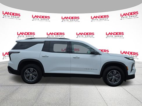 Used 2026 Chevrolet Traverse LT FWD image 2