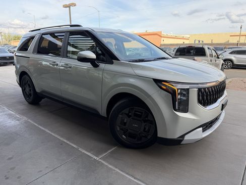 Used 2025 Kia Carnival EX image 6