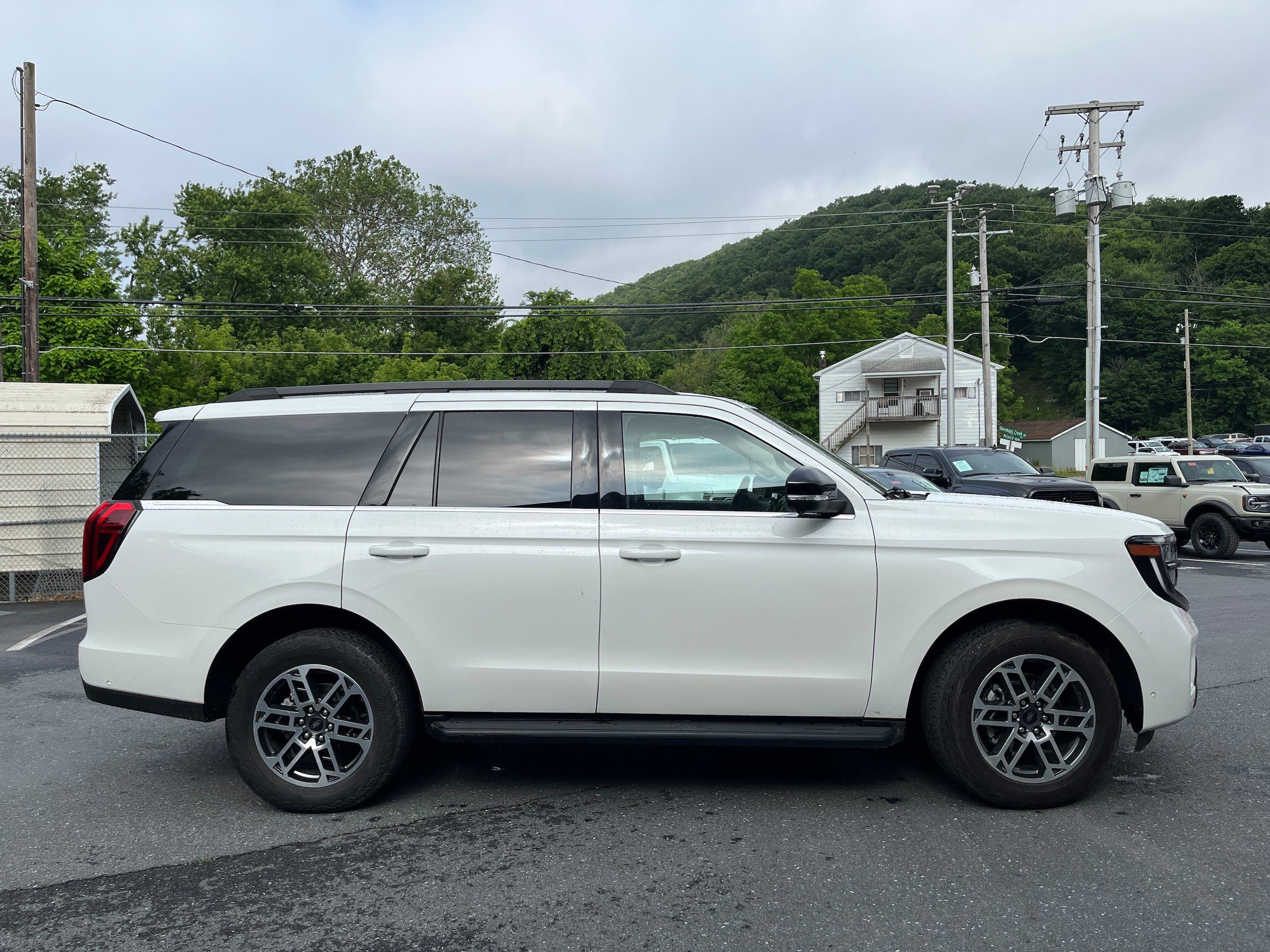 Used 2025 Ford Expedition Active AWD/4WD image 5