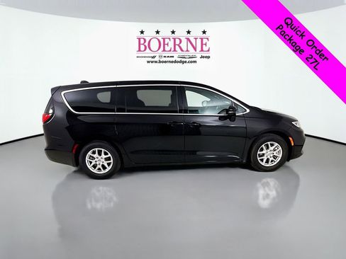Used 2025 Chrysler Pacifica Select image 8