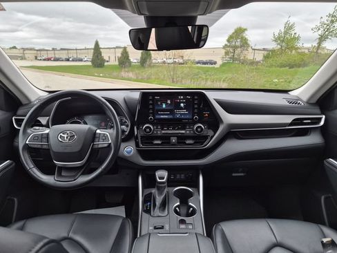 Used 2022 Toyota Highlander XLE AWD/4WD image 44