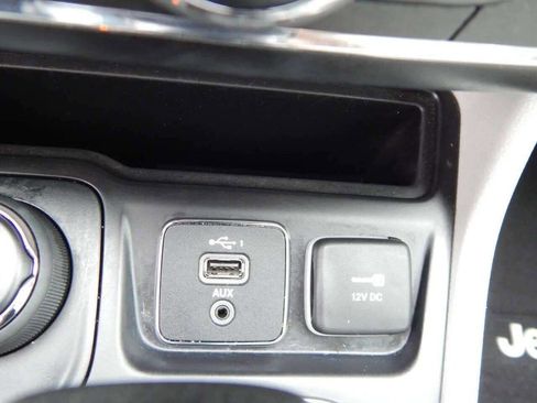 Used 2020 Jeep Cherokee Limited w/ Technology Group image 22