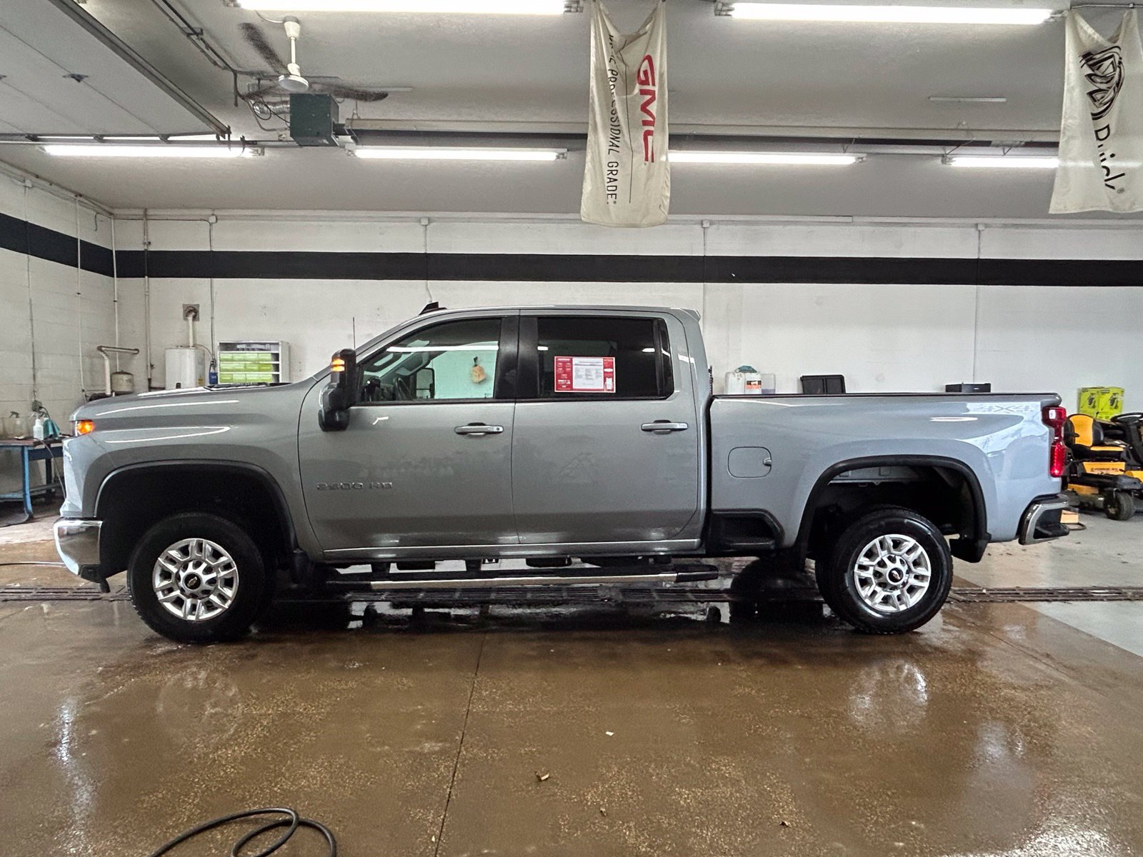 Used 2025 Chevrolet Silverado 2500 LT w/ Convenience Package AWD/4WD image 2