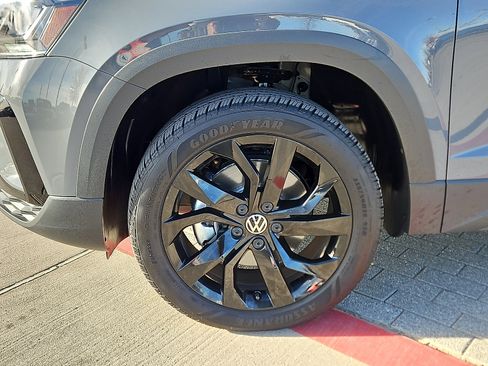 Used 2023 Volkswagen Taos SE w/ Panoramic Sunroof Package image 5