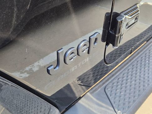 Used 2025 Jeep Gladiator Sport AWD/4WD image 17