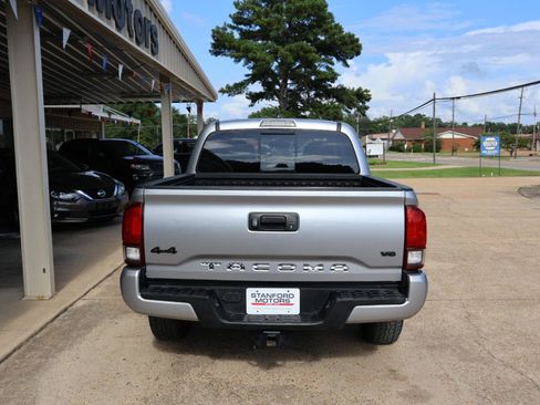 Used 2020 Toyota Tacoma SR5 w/ Technology Package AWD/4WD image 4